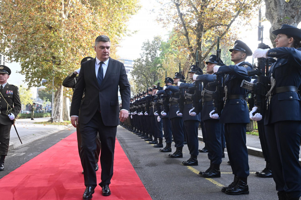 &lt;p&gt;Zagreb, 311024.&lt;br&gt;
Kresimirov trg.&lt;br&gt;
Zoran Milanovic, predsjednik republike Hrvatske odrzao je sastanak s nacelnikom glavnog stozera OSRH i njegovim suradnicima.&lt;br&gt;
Na fotografiji: dolazak predsjednika Zorana Milanovica.&lt;br&gt;