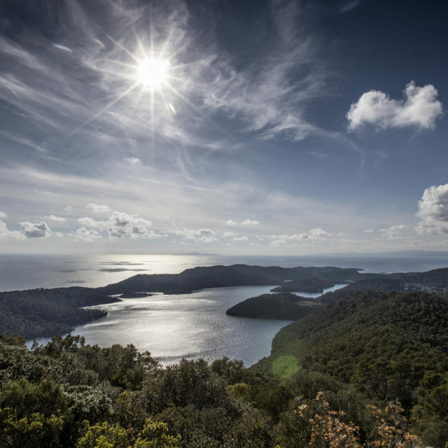 &lt;p&gt;Otok Mljet, 200421.&lt;br&gt;
Nacionalni park Mljet.&lt;br&gt;
Na fotografiji: Pogled na Veliko i Malo jezero sa vrha Montokuc.&lt;br&gt;