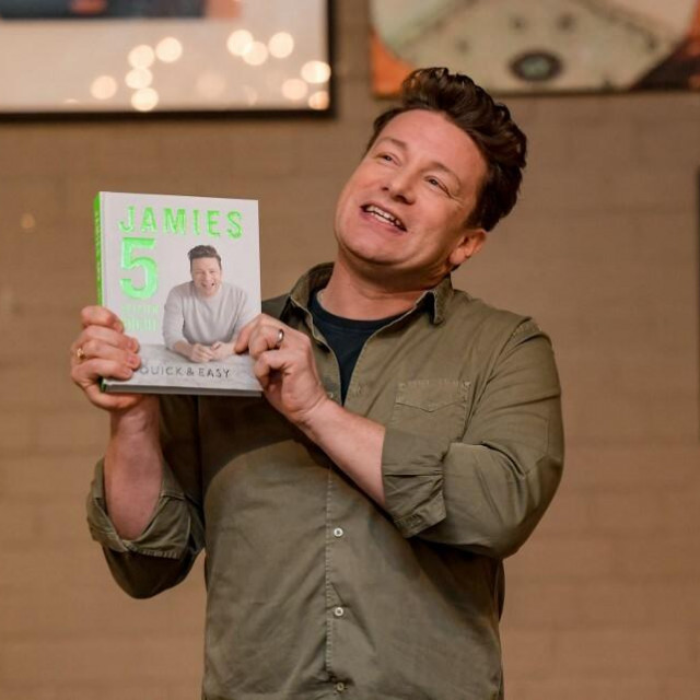 &lt;p&gt; Jamie Oliver i njegov nakladnik odlučili su povući knjigu s tržišta&lt;/p&gt;