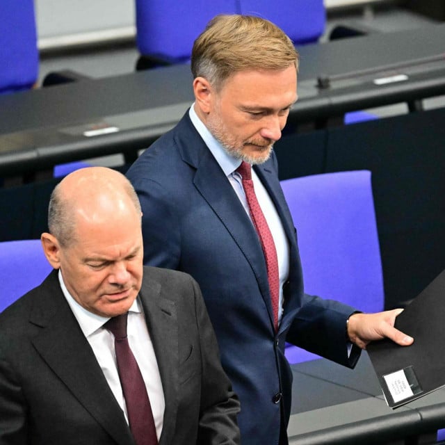 &lt;p&gt;Olaf Scholz (lijevo) i Christian Lindner kojem je upravo dao otkaz s mjesta ministra financija&lt;/p&gt;