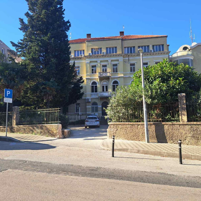 &lt;p&gt;Srušena su ulazna vrata u vrt dubrovačke Ville palme&lt;/p&gt;