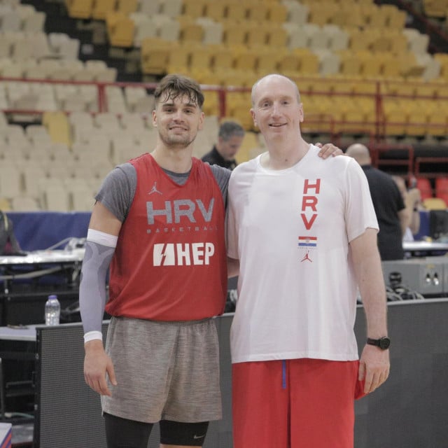 &lt;p&gt;Mario Hezonja i Ivan Perinčić u Pireju, dvorani Mira i prijateljstva gdje je ovo ljeto Hrvatska igrala kvalifikacije za Olimpijske igre u Parizu&lt;/p&gt;