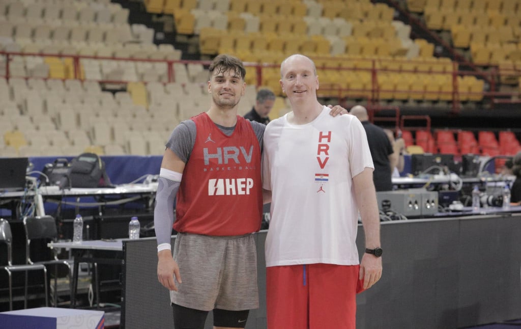 &lt;p&gt;Mario Hezonja i Ivan Perinčić u Pireju, dvorani Mira i prijateljstva gdje je ovo ljeto Hrvatska igrala kvalifikacije za Olimpijske igre u Parizu&lt;/p&gt;