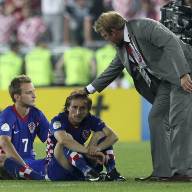 &lt;p&gt;Nogometna utakmica četvrtfinala Europskog prvenstva 2008., na stadionu Ernst Happel u Beču, Hrvatska - Turska. Rakitić i Modrić promašili su jedanaesterce, a tješi ih Robert Prosinečki&lt;/p&gt;