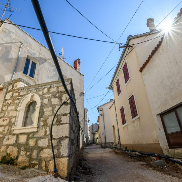 &lt;p&gt;Sibenik, 170321.&lt;br&gt;
Ulica Nikole Tesle u Varosu, u kojoj je zivio Arsen Dedic i kuca.&lt;br&gt;