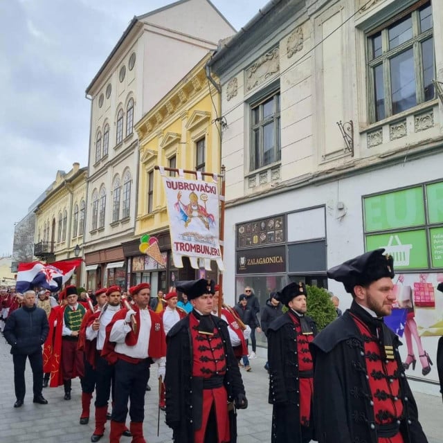 &lt;p&gt;Dubrovački trombunjeri u vukovarskom špaliru povijesnih postrojbi&lt;/p&gt;