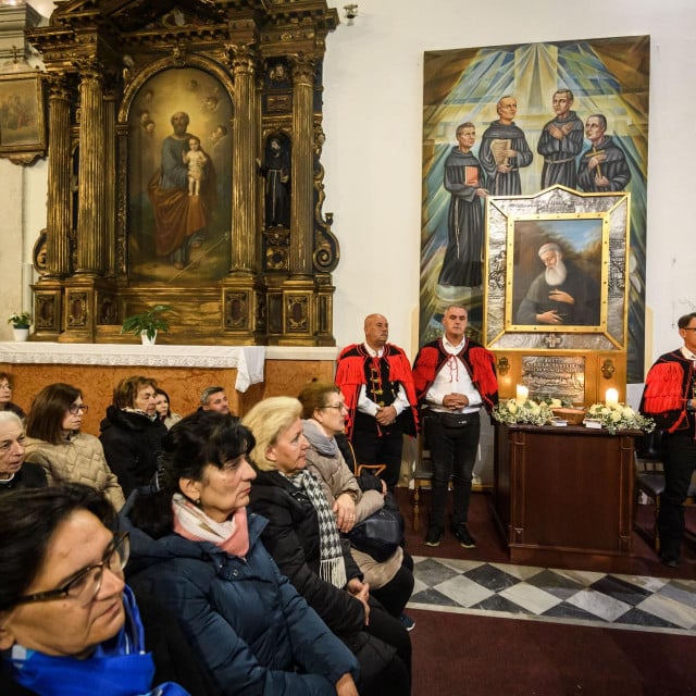 &lt;p&gt;Sibenik, 141124.&lt;br&gt;
Crkva Svetog Frane.&lt;br&gt;
Biskup srijemski Fabijan Svalina, predvodio je svetu misu povodom bladana Svetog Nikole Tavelica u nacionalm svetistu Nikole Tavelica.&lt;br&gt;