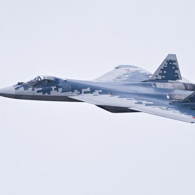 &lt;p&gt;Suhoj Su-57 izvodi akrobacije na sajmu aviona u Zhuhaiju u Kini&lt;/p&gt;