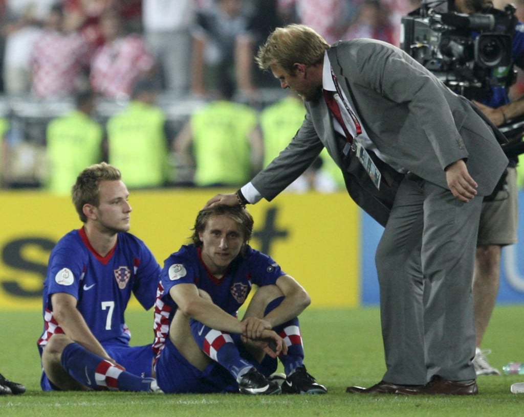 &lt;p&gt;Nogometna utakmica četvrtfinala Europskog prvenstva 2008., na stadionu Ernst Happel u Beču, Hrvatska - Turska. Rakitić i Modrić promašili su jedanaesterce, a tješi ih Robert Prosinečki&lt;/p&gt;