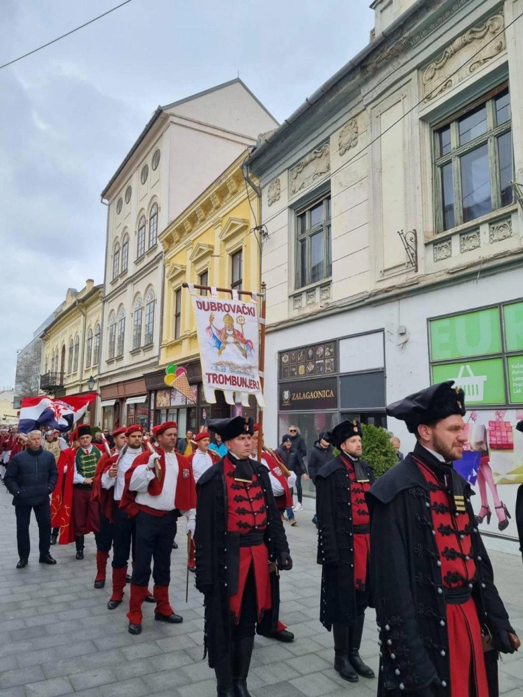 &lt;p&gt;Dubrovački trombunjeri u vukovarskom špaliru povijesnih postrojbi&lt;/p&gt;