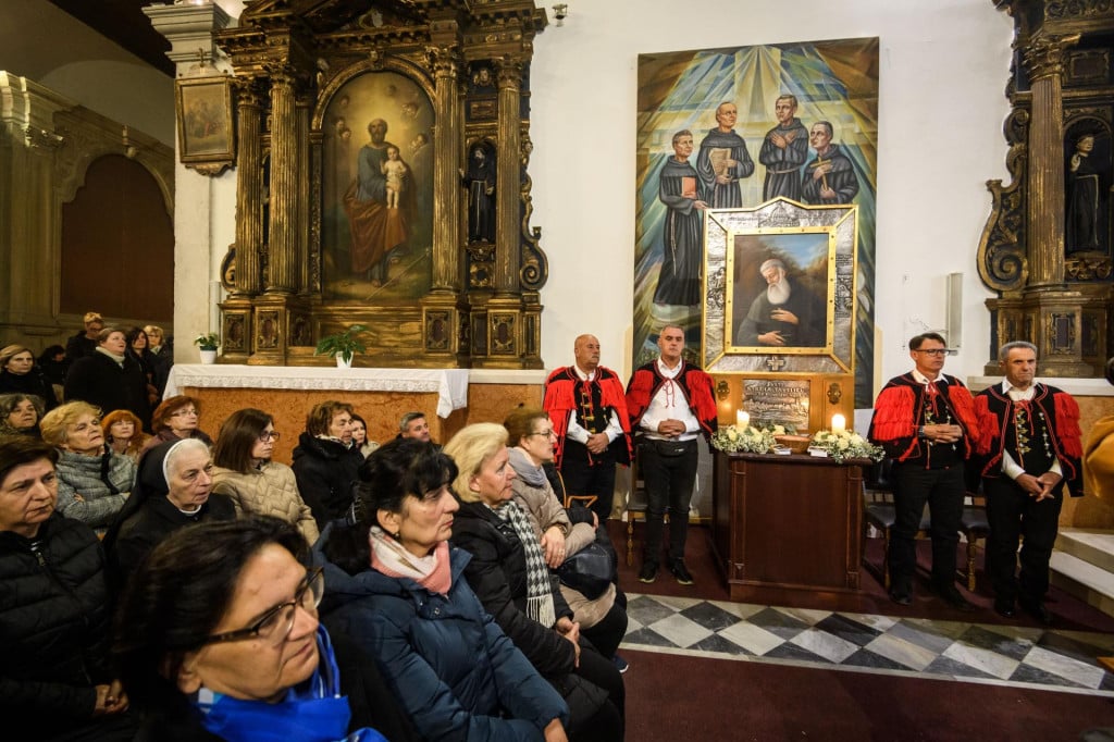 &lt;p&gt;Sibenik, 141124.&lt;br&gt;
Crkva Svetog Frane.&lt;br&gt;
Biskup srijemski Fabijan Svalina, predvodio je svetu misu povodom bladana Svetog Nikole Tavelica u nacionalm svetistu Nikole Tavelica.&lt;br&gt;