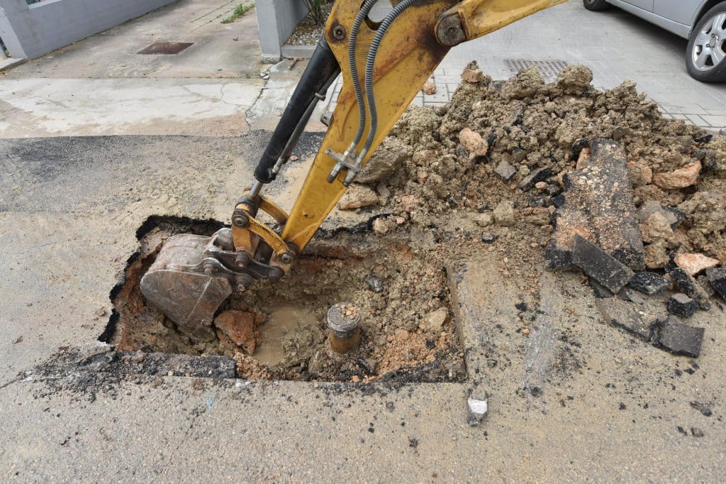 &lt;p&gt;Zadar, 150619.&lt;br&gt;
Radnici Vodovoda saniraju stetu na cijevi u Ulici Andrije Kacica Miosica gdje je zbog puknuca citavu noc isticala voda.&lt;br&gt;