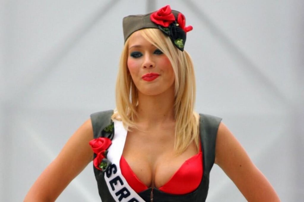 &lt;p&gt;Teodora Marčić, Miss Universe Srbije iz 2007. godine, u svom tadašnjem nacionalnom kostimu. Srpski kostimi na izborima ljepote uvijek imaju jasne reference&lt;/p&gt;