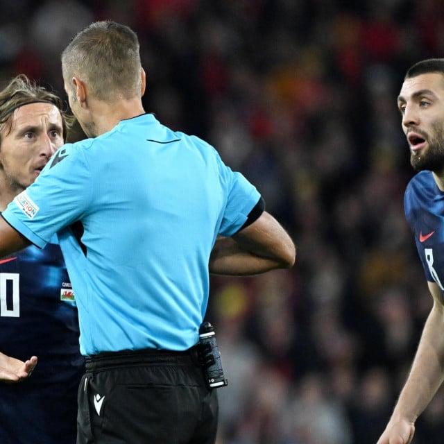 &lt;p&gt;Kapetan Hrvatske Luka Modrić i Mateo Kovačić pokušavaju razgovarati sa sucem Davideom Massom&lt;/p&gt;