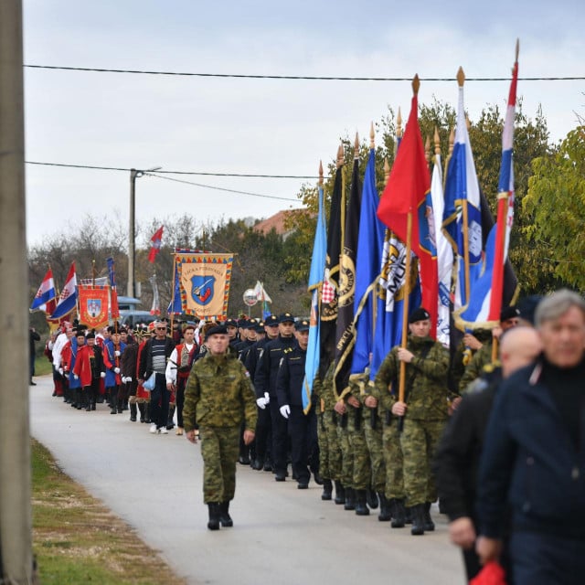 &lt;p&gt;Skabrnja, 181124.&lt;br&gt;
Povodom Dana sjecanja na zrtve Domovinskog rata i 33. godisnjice stradanja civila i branitelja Skabrnje, mimohodom Korak po korak od Trga dr. Franje Tudjmana do mjesnog groblja sv. Luke, predstavnici drzavnih i lokalnih izaslanstava polozili su vijence i zapalili svijece ispred Sredisnjeg kriza kod spomen obiljezja.&lt;br&gt;