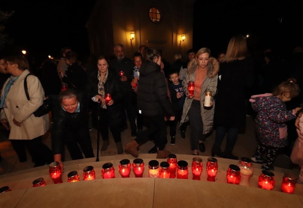 &lt;p&gt;Povodom Dana sjećanja na žrtve Domovinskog rata i Dana sjećanja na žrtvu Vukovara i Škabrnje upaljeni su lampioni ispred župne crkve svetoga Jurja u Viru&lt;/p&gt;