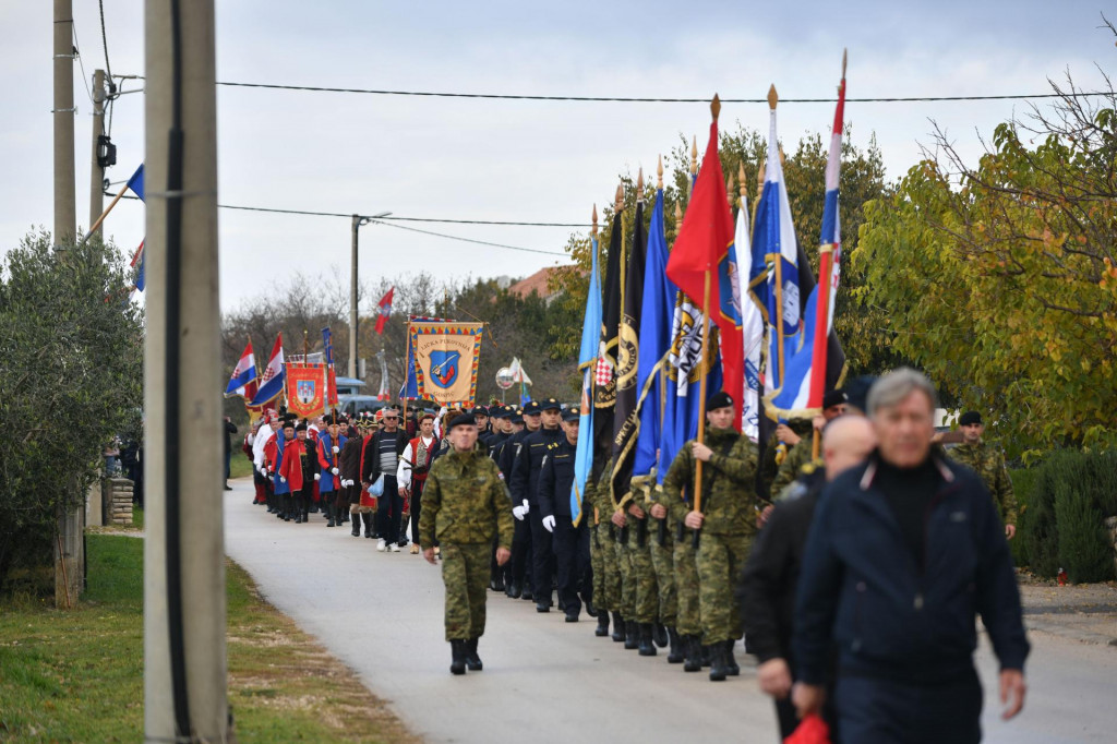 &lt;p&gt;Skabrnja, 181124.&lt;br&gt;
Povodom Dana sjecanja na zrtve Domovinskog rata i 33. godisnjice stradanja civila i branitelja Skabrnje, mimohodom Korak po korak od Trga dr. Franje Tudjmana do mjesnog groblja sv. Luke, predstavnici drzavnih i lokalnih izaslanstava polozili su vijence i zapalili svijece ispred Sredisnjeg kriza kod spomen obiljezja.&lt;br&gt;