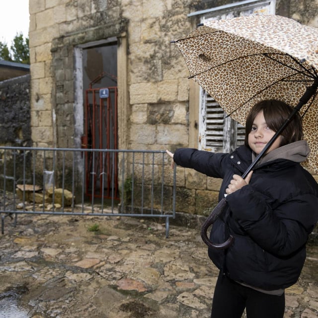 &lt;p&gt;Marta Matković ispred zgrade s koje joj je na glavu pao kamen&lt;/p&gt;