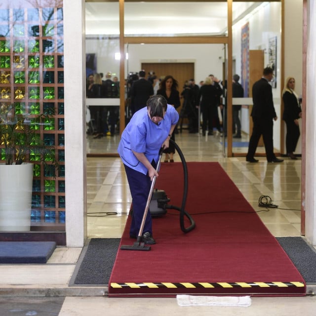 &lt;p&gt;Utrka je počela, kroz vrata Predsjedničkih dvora će nakon izbora samo jedan kandidat ili kandidatkinja&lt;/p&gt;