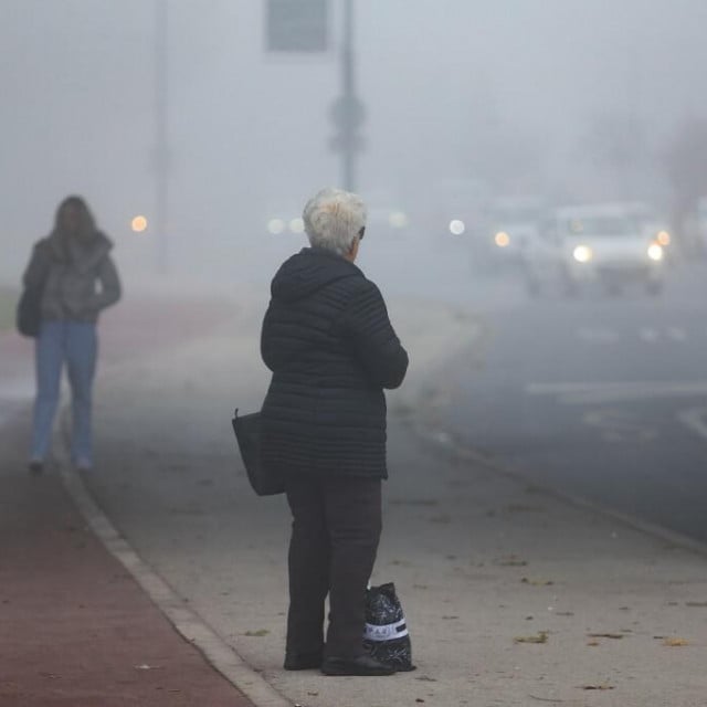 &lt;p&gt;Razlozi zagađenja zraka u Sarajevu su njegov položaj u kotlini, ali i preveliki broj automobila te uporaba krutih goriva pri zagrijavanju kućanstava&lt;/p&gt;