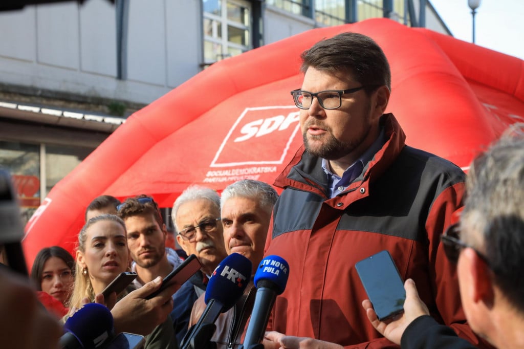 &lt;p&gt;Peđa Grbin i pulski SDP nevjerodostojni, jer dok Grbin kritizira gradonačelnika Filipa Zoričića i tvrdi da je Pula grad slučaj, SDP po četvrti put podržava proračun, poručio je predsjednik pulskog IDS-a Valter Boljunčić&lt;/p&gt;