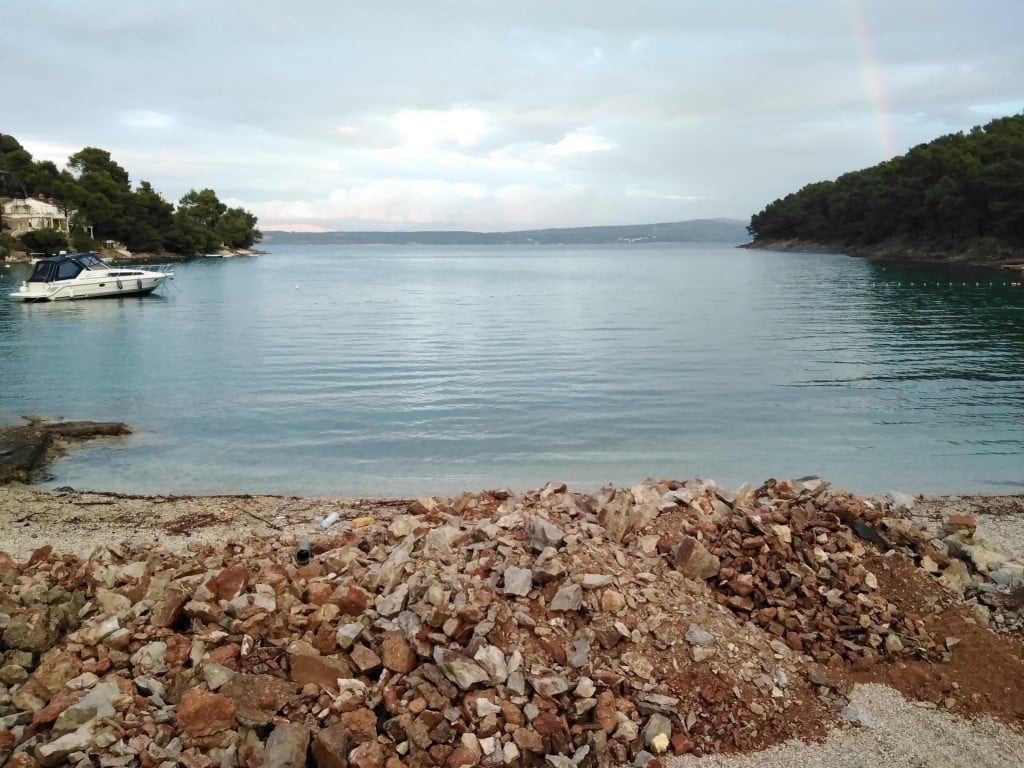 &lt;p&gt;Umjesto žala, plaža je osvanula ‘urešena‘ zemljom s iskopa&lt;/p&gt;