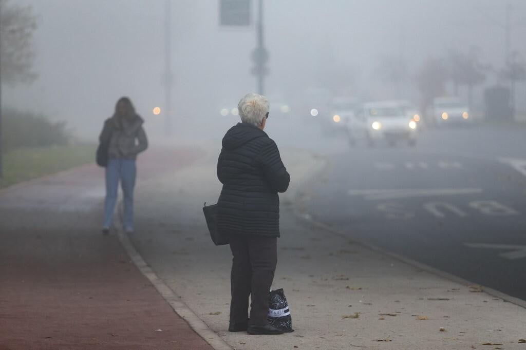 &lt;p&gt;Razlozi zagađenja zraka u Sarajevu su njegov položaj u kotlini, ali i preveliki broj automobila te uporaba krutih goriva pri zagrijavanju kućanstava&lt;/p&gt;