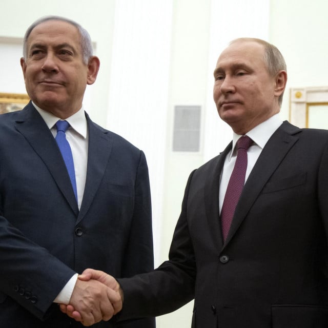 &lt;p&gt;Da je po Međunarodnom sudu pravde, ruski predsjednik Vladimir Putin i izraelski premijer Benjamin Netanyahu rukovali bi se u Haagu&lt;/p&gt;

&lt;p&gt; &lt;/p&gt;