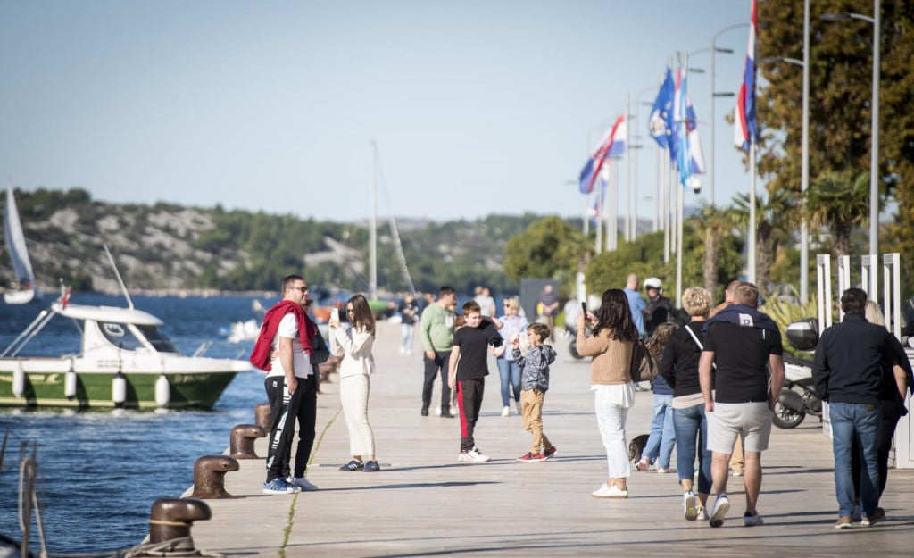 &lt;p&gt;Sibenik, 031124. Gradjani i turisti iskoristili lijep dan za uzivanje na suncu i setnji ulicama grada.