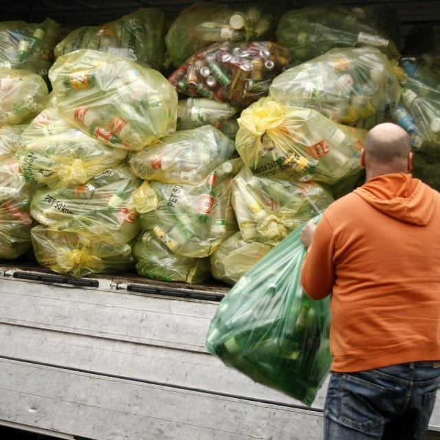 &lt;p&gt;Split, 030209. U vrijeme recesije sakupljanje plasticnih i staklenih boca postao je pravi hit. Na slici: radnici trgovackog lanca Jolly odnose PET ambalazu na preradu.