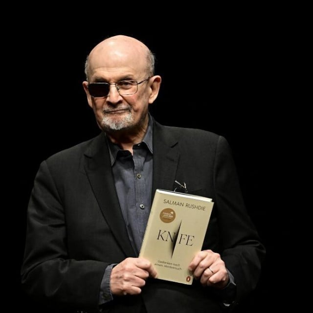 &lt;p&gt;Salman Rushdie na predstavljanju svoje knjige Nož u kojoj je opisao pokušaj atentata i svoj oporavak&lt;/p&gt;