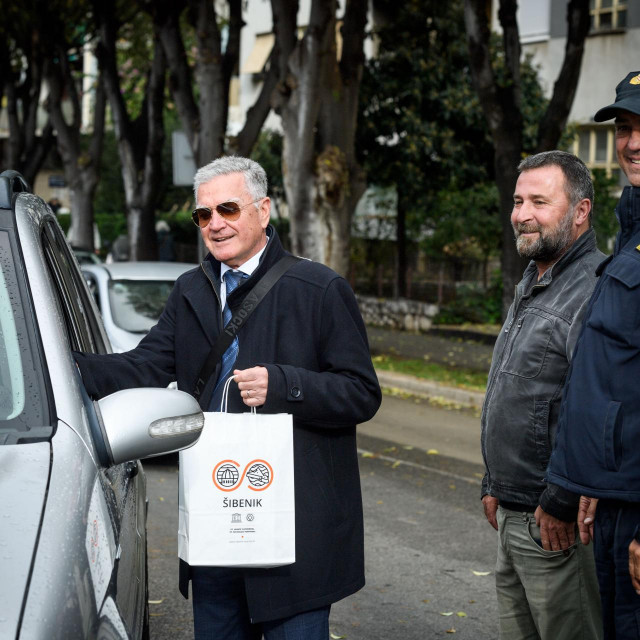 &lt;p&gt;&lt;br&gt;
Policijski sluzbenici PU Sibensko-kninske i predstavnici grada Sibenika, darivali su savjesne vozace koji su postivali pjesake u prometu u akciji Dan ljubaznosti u promet.&lt;br&gt;
 &lt;/p&gt;