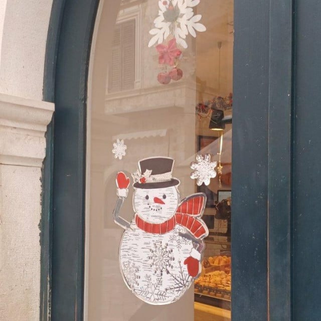 &lt;p&gt;Izlozi na Stradunu okićeni su slabo ili nikako&lt;/p&gt;