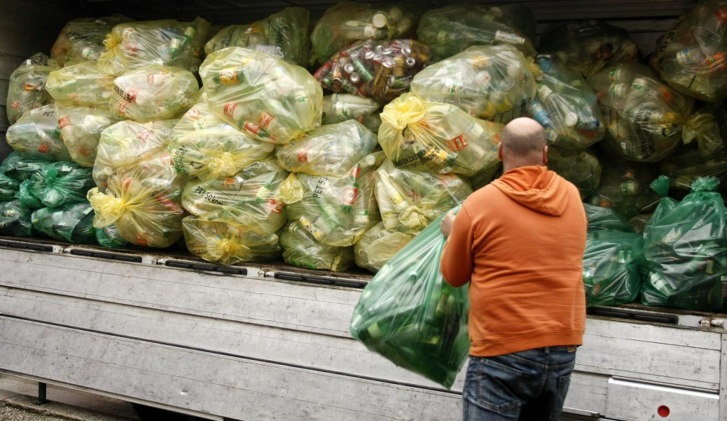 &lt;p&gt;Split, 030209. U vrijeme recesije sakupljanje plasticnih i staklenih boca postao je pravi hit. Na slici: radnici trgovackog lanca Jolly odnose PET ambalazu na preradu.