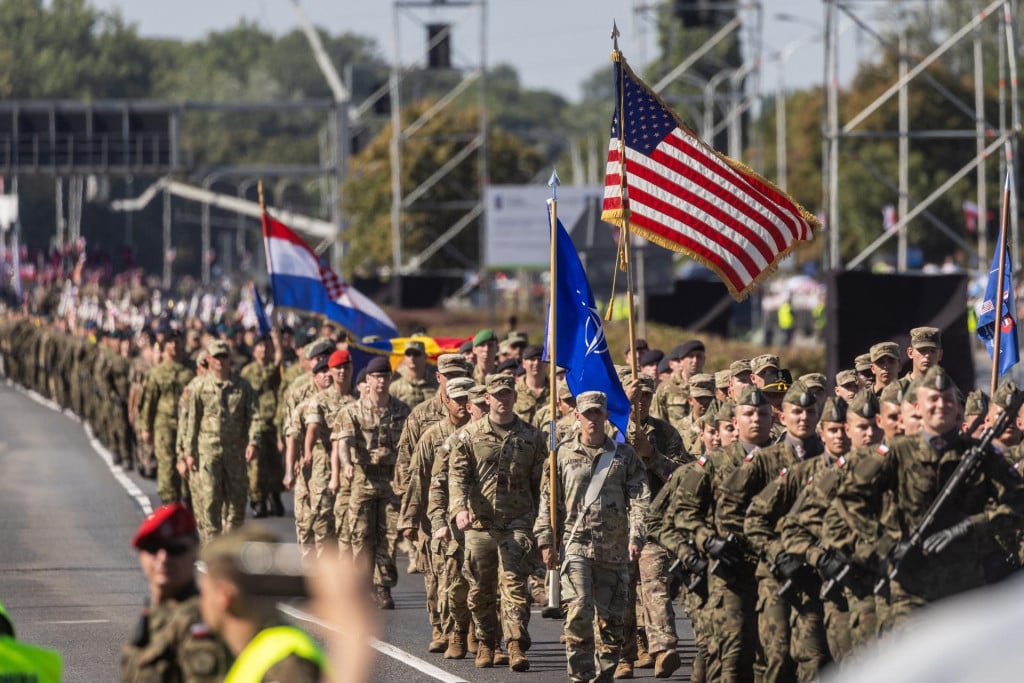 &lt;p&gt;Rumunjski vojnici u stroju s američkim i hrvatskim, na vojnoj paradi NATO-a u glavnom gradu Poljske&lt;/p&gt;