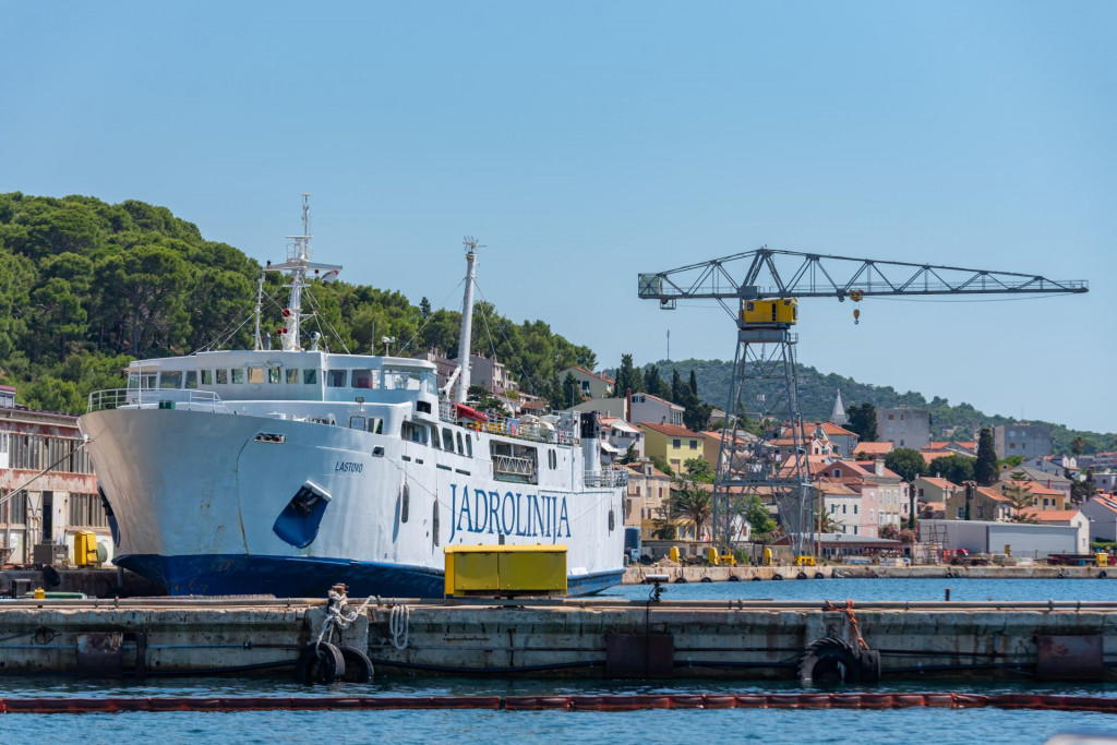 &lt;p&gt;Pod rampom trajekta ‘Lastovo‘, život su ljetos ostavila tri pomorca&lt;/p&gt;

&lt;p&gt; &lt;/p&gt;