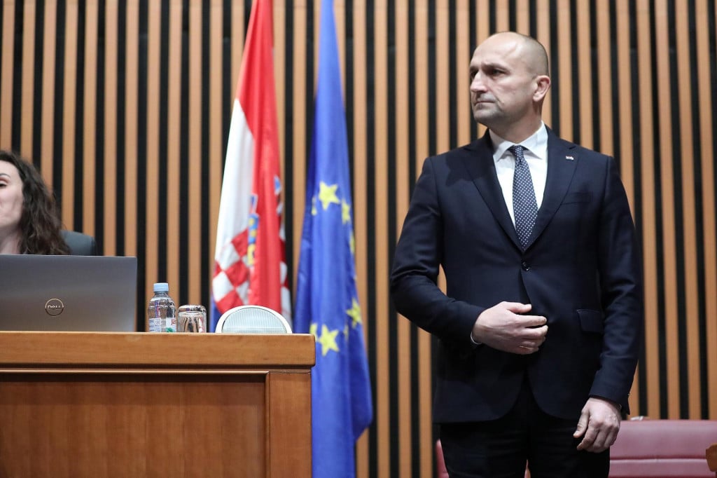 &lt;p&gt;Dvadeset godina europska politika u potpunosti je promašena. To je ružičasta politika, poručio je Anušić. Plenković neće biti sretan činjenicom da mu jedan ministar tako udara na Europsku uniju&lt;/p&gt;