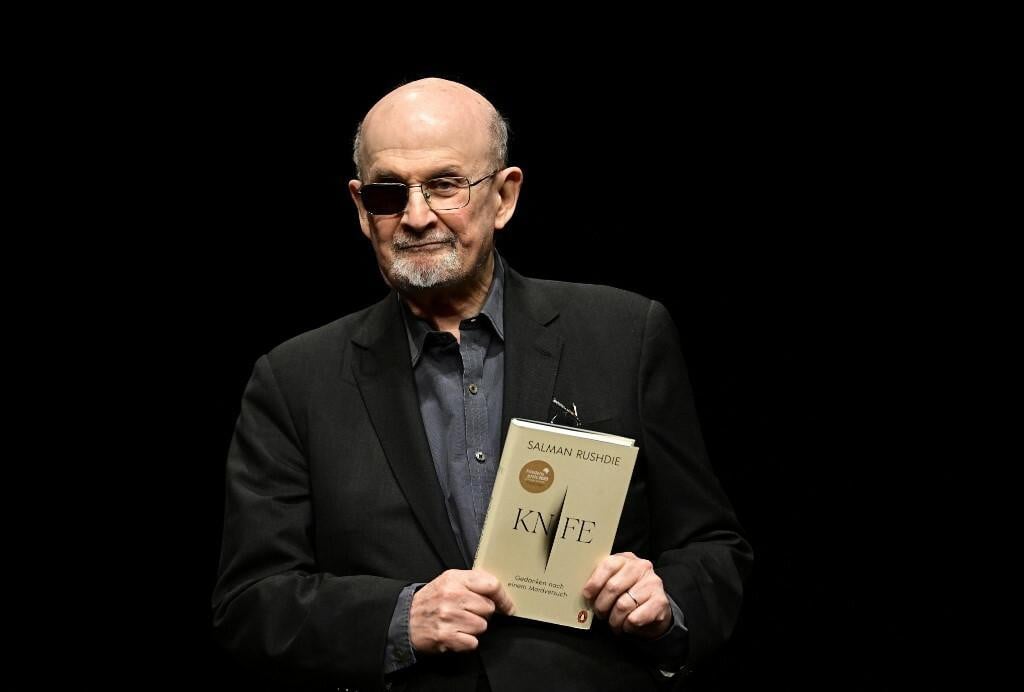 &lt;p&gt;Salman Rushdie na predstavljanju svoje knjige Nož u kojoj je opisao pokušaj atentata i svoj oporavak&lt;/p&gt;