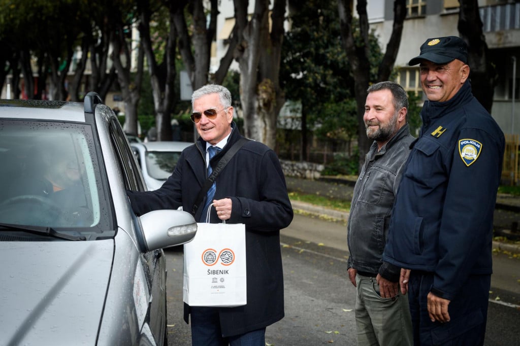 &lt;p&gt;&lt;br&gt;
Policijski sluzbenici PU Sibensko-kninske i predstavnici grada Sibenika, darivali su savjesne vozace koji su postivali pjesake u prometu u akciji Dan ljubaznosti u promet.&lt;br&gt;
 &lt;/p&gt;