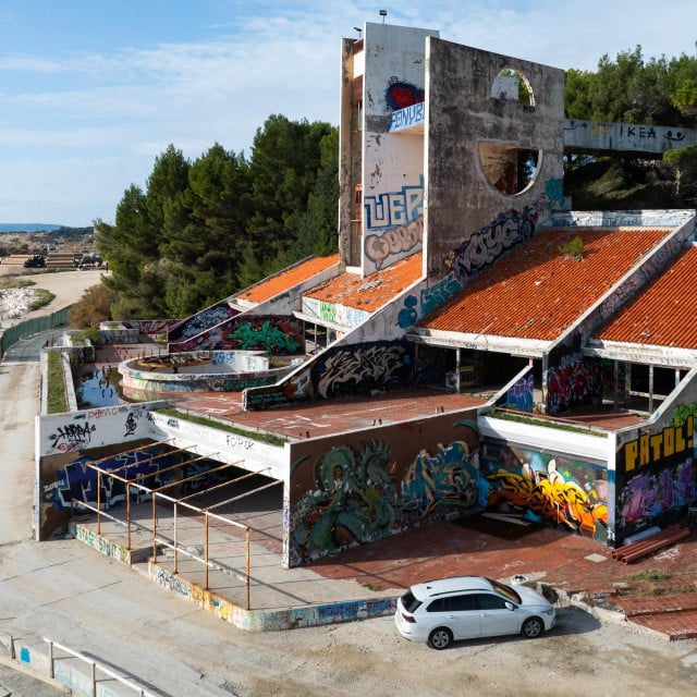 &lt;p&gt;Utvrđena granica pomorskog dobra prolazi između plažnog platoa i derutnog plažnog objekta&lt;br&gt;
 &lt;/p&gt;