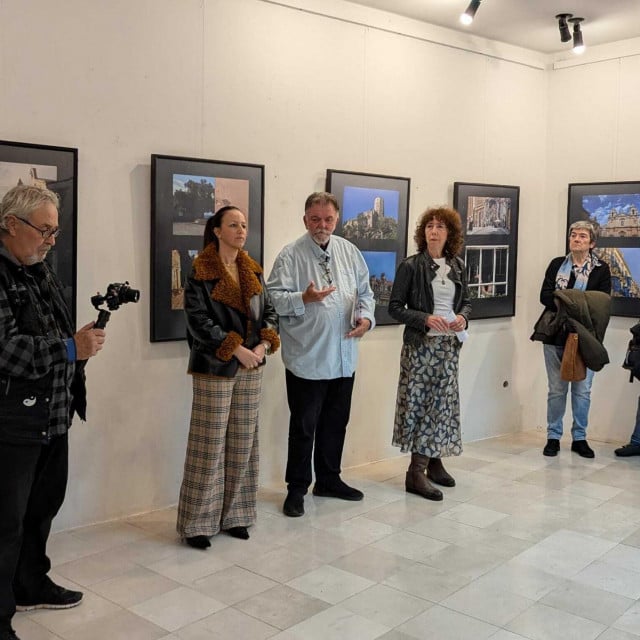 &lt;p&gt;Izložba Kalama, skalama, butama u Studiju Galerije sv. Krševana iznad Dobrića otvorena je do 7. prosinca&lt;/p&gt;