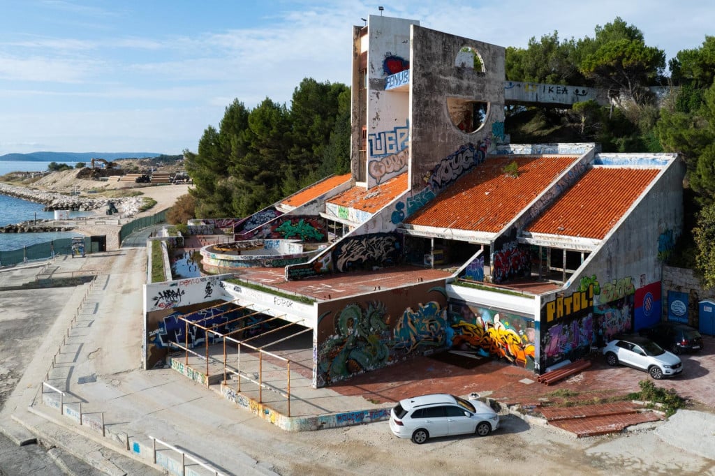 &lt;p&gt;Utvrđena granica pomorskog dobra prolazi između plažnog platoa i derutnog plažnog objekta&lt;br&gt;
 &lt;/p&gt;