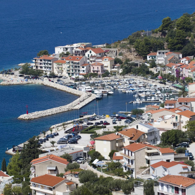 &lt;p&gt;U Podgori započinje uređenje obalne šetnice i to od postojećeg stubišta ispred trgovine ‘Studenac‘ do dijela koji se nalazi istočno od restorana ‘Roko‘&lt;/p&gt;