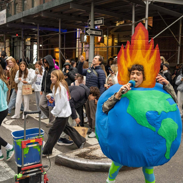 &lt;p&gt;NEW YORK, NEW YORK - NOVEMBER 29: A person dressed as a burning globe, raps about global warming in the SOHO shopping district during Black Friday on November 29, 2024 in New York City. Black Friday sales will give economists a glimpse into consumers‘ holiday shopping mood. David Dee Delgado/Getty Images/AFP (Photo by David Dee Delgado/GETTY IMAGES NORTH AMERICA/Getty Images via AFP)&lt;/p&gt;