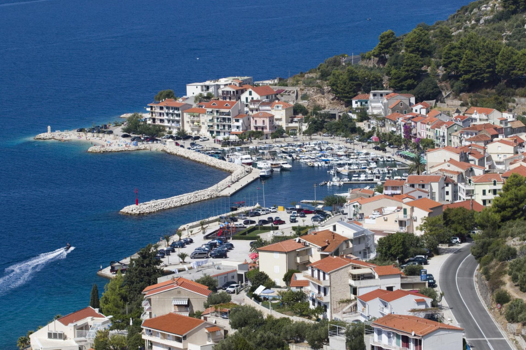 &lt;p&gt;U Podgori započinje uređenje obalne šetnice i to od postojećeg stubišta ispred trgovine ‘Studenac‘ do dijela koji se nalazi istočno od restorana ‘Roko‘&lt;/p&gt;