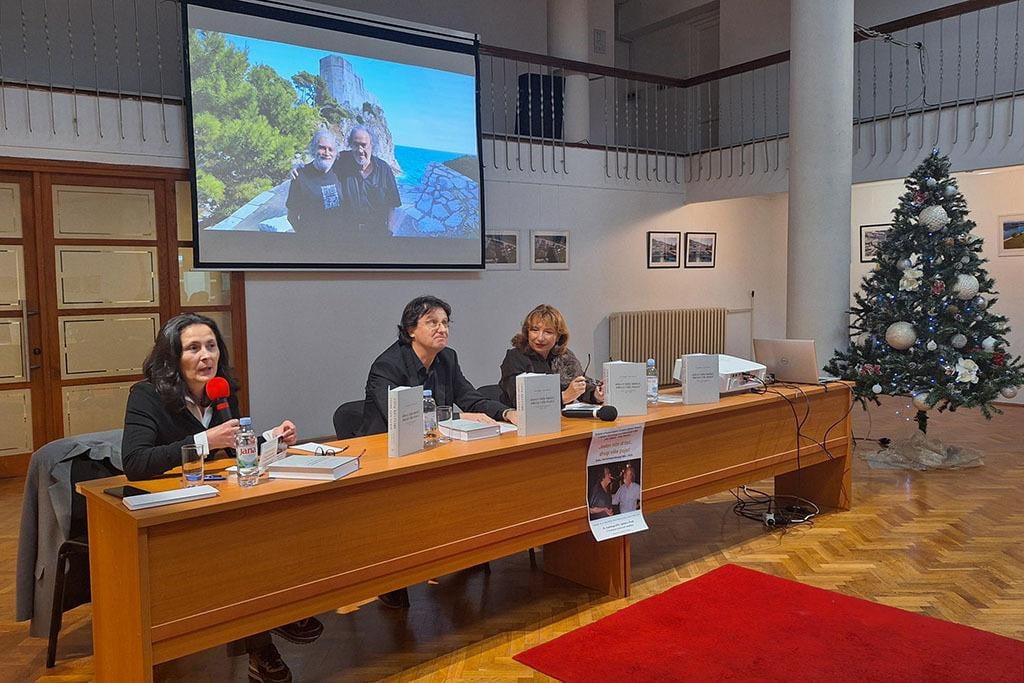 &lt;p&gt;Vesna Vidović, Darko Matičević i Katija Bakija predstavili su knjigu  „Jedan niže držeć, drugi više pojuć”&lt;/p&gt;