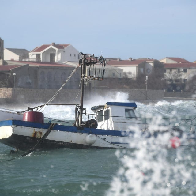 &lt;p&gt;Razanac, Zadar, 100122&lt;br&gt;
Zbog olujne bure koja puse na zadarskom podrucju, za sav promet zatvorena je autocesta A1 izmedju cvorova Sveti Rok i Posedarje.&lt;br&gt;
Na fotografiji: prizori iz Razanca.&lt;br&gt;