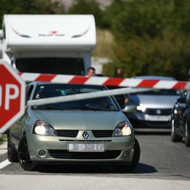 &lt;p&gt;Maslenica, 230816.&lt;br&gt;
Zbog olujnog vjetra za sav promet zatvoren je Paski most, cesta Maslenica - Zaton Obrovacki te autocesta od cvora Maslenica do cvora Sv. Rok. Na ulazima u Zadar poteskoce su u prometu, voznje u koloni, povremeni zastoji.&lt;br&gt;