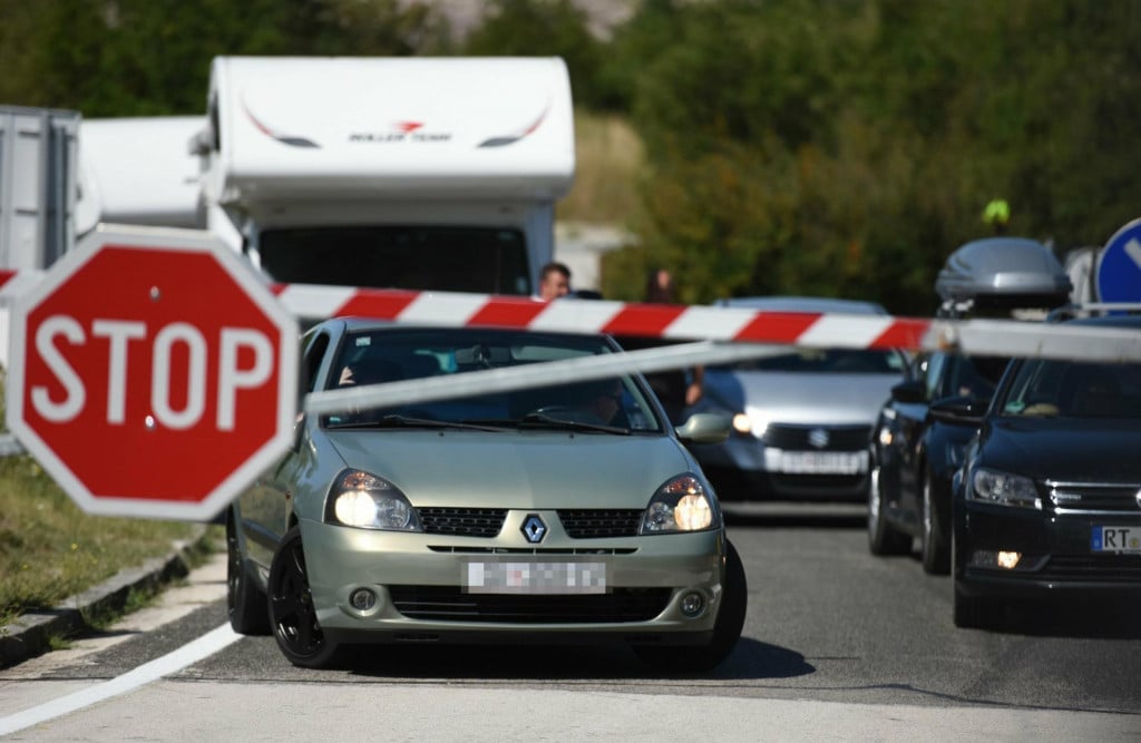 &lt;p&gt;Maslenica, 230816.&lt;br&gt;
Zbog olujnog vjetra za sav promet zatvoren je Paski most, cesta Maslenica - Zaton Obrovacki te autocesta od cvora Maslenica do cvora Sv. Rok. Na ulazima u Zadar poteskoce su u prometu, voznje u koloni, povremeni zastoji.&lt;br&gt;