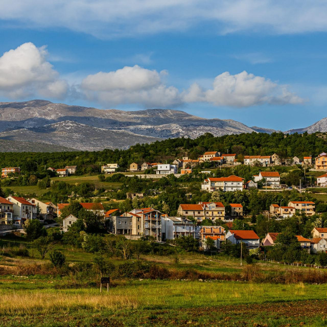 &lt;p&gt;Na fotografiji: Detalj iz mjesta Otok Sinjski i u pozadini Planina Kamešnica&lt;/p&gt;